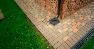 Отмостка вокруг дома цена за м2 работа - залить отмостку в Мариинске по выгодной стоимости от 1345 руб/м2